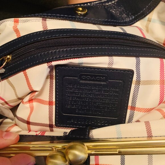 AUTHENTIC COACH ERGO NAVY BLUE PATENT LEATHER PLEATED FRAME BAG - Picture 5 of 6